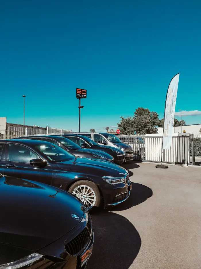 Des BMW noires devant le totem EC Auto