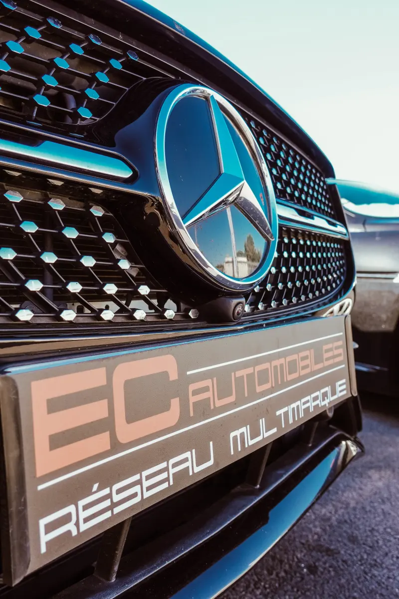 Calandre d'une Mercedes avec la plaque EC Automobiles réseau multimarque