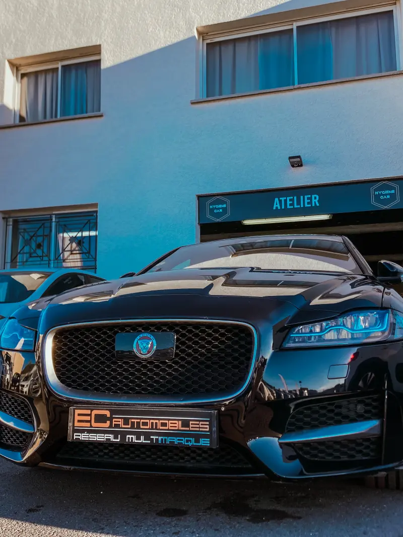 Une Jaguar noire devant l'atelier d'EC Automobiles